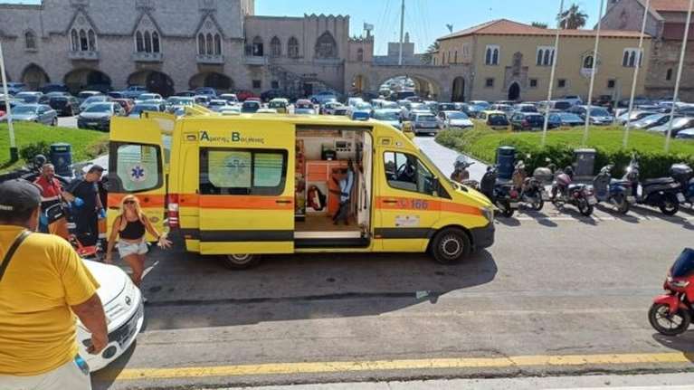 Ξύλο στο δημαρχείο της Ρόδου για τις άδειες στις παραλίες - Πολίτης έκοψε τις φλέβες του [εικόνες]