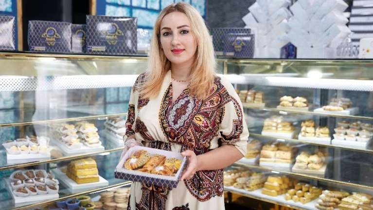 Η Αφγανή πρόσφυγας που &quot;γλυκαίνει&quot; τους Θεσσαλονικείς με ιρανικά γλυκά και παγωτό σαφράν στο ζαχαροπλαστείο της