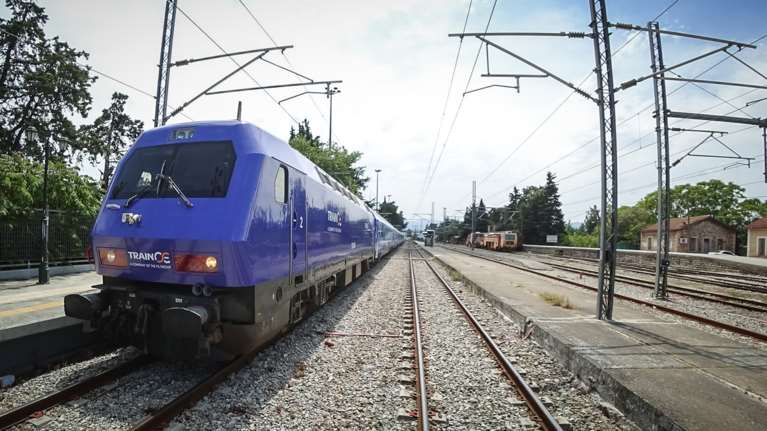 Απίστευτο περιστατικό στη Λιβαδειά: Τρένο έσερνε γυναίκα που είχε πιαστεί στις πόρτες - Συνελήφθησαν μηχανοδηγός και επόπτης