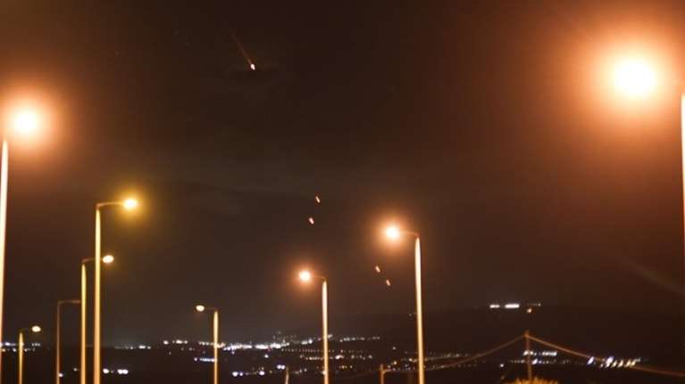 Φλέγεται η Μέση Ανατολή: Το Ιράν εκτόξευσε 200 πυραύλους εναντίον του Ισραήλ - &quot;Θα το πληρώσουν&quot;, λέει ο Νετανιάχου