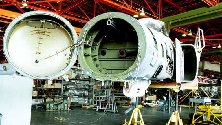 Συνδικαλιστές της ΕΑΒ απειλούν &quot;να μπλοκάρουν&quot; τη γραμμή παραγωγής των F-16- Εχτισαν την είσοδο του εργοστασίου