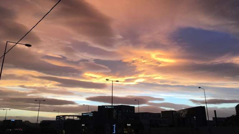 &quot;Λιώνει&quot; και τη νύχτα η Αθήνα: Δεν έχει πέσει κάτω από 30° C η ελάχιστη θερμοκρασία επί 10 ημέρες, λόγω καύσωνα [χάρτες]