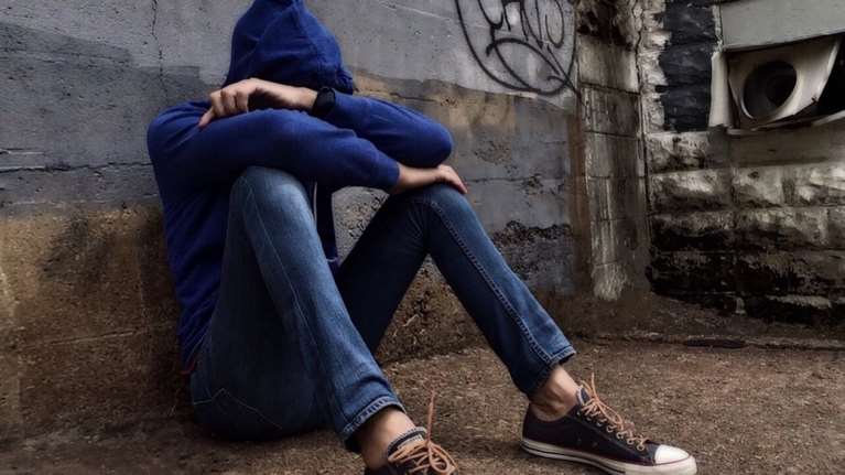 Καταγγελία 24χρονου φοιτητή για bullying από τους γονείς του επειδή είναι gay [βίντεο]