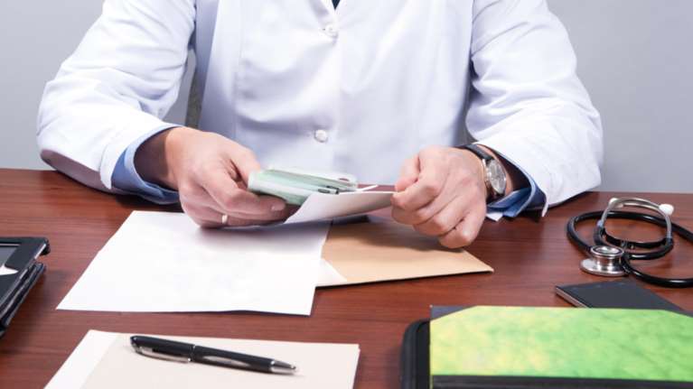 Λάρισα: Επιασαν στα πράσα καρδιοχειρουργό για &quot;φακελάκι&quot; 2.500 ευρώ - Είναι και καθηγητής στο πανεπιστήμιο