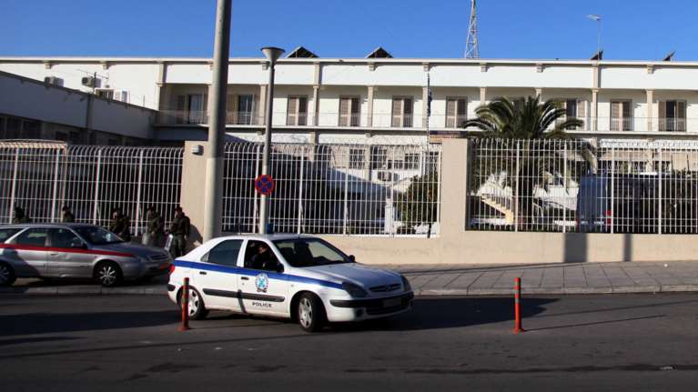 Απίστευτο περιστατικό στον Κορυδαλλό: Αγνωστος πυροβόλησε γυναίκες μέσα από αυτοκίνητο- Στο νοσοκομείο 3 παιδιά