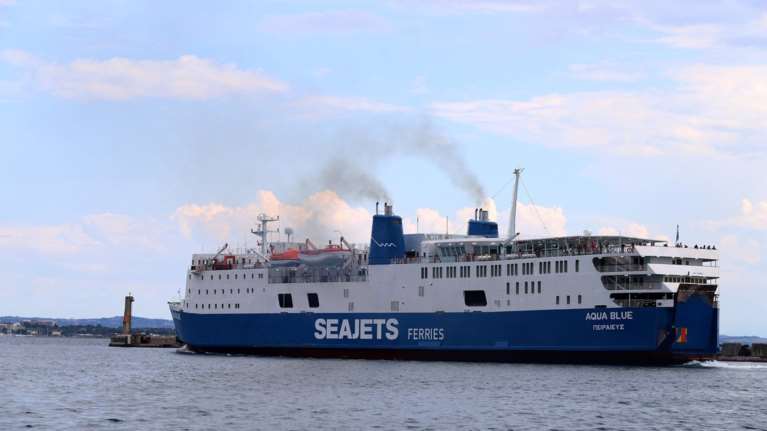 Ακυβέρνητο έμεινε το Aqua Blue στο Στενό Καφηρέα - Κατέπλευσε στο Λαύριο