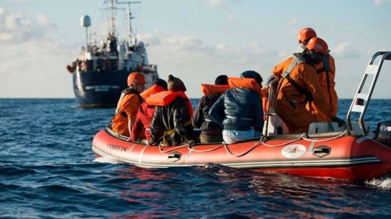 Ανατράπηκε το πλεούμενό τους στα ανοικτά της Λαμπεντούζα - Αγνοείται νεογέννητο κοριτσάκι