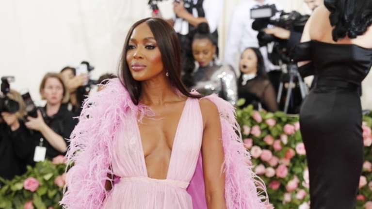 Στις &quot;υπηρεσίες&quot; της βασίλισσας Ελισάβετ η Ναόμι Κάμπελ: Νέα πρέσβειρα στη θέση της Μέγκαν και του Χάρι