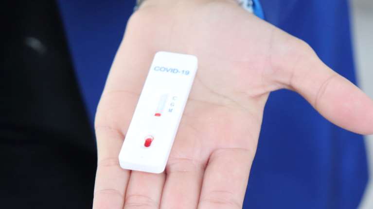 Κορονοϊός: Αυτά είναι τα τεστ που θα κάνουμε στο σπίτι - Βήμα βήμα η διαδικασία [βίντεο]