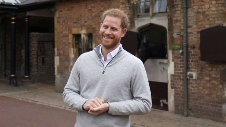 Κάλλιο αργά παρά ποτέ για τον πρίγκιπα Χάρι - Έπιασε την πρώτη του δουλειά σε εταιρεία ψυχικής υγείας