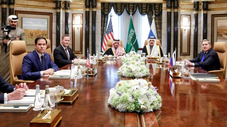 Ολοκληρώθηκαν οι συνομιλίες ΗΠΑ και Ρωσίας για την Ουκρανία: Πότε αναμένεται η συνάντηση Τραμπ-Πούτιν