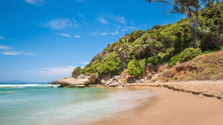 Αυτές είναι οι 238 "απάτητες" παραλίες - Απαγορεύονται ομπρέλες και ξαπλώστρες, δείτε τη λίστα