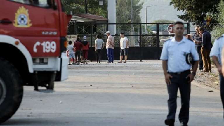 Επεισόδια στη Μαλακάσα: Τραυματισμοί αστυνομικών και προσαγωγές κατοίκων - Πέτρες και χημικά για το hot spot