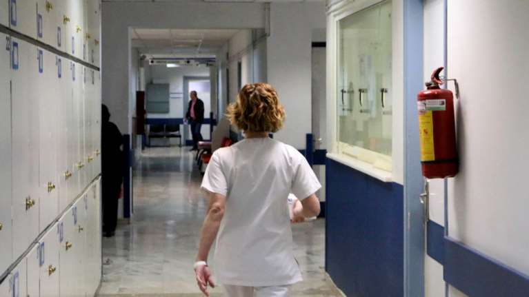 Θετική στον κορονοϊό ανεμβολίαστη νοσηλεύτρια στο Βόλο: Εργαζόταν στο... εμβολιαστικό κέντρο