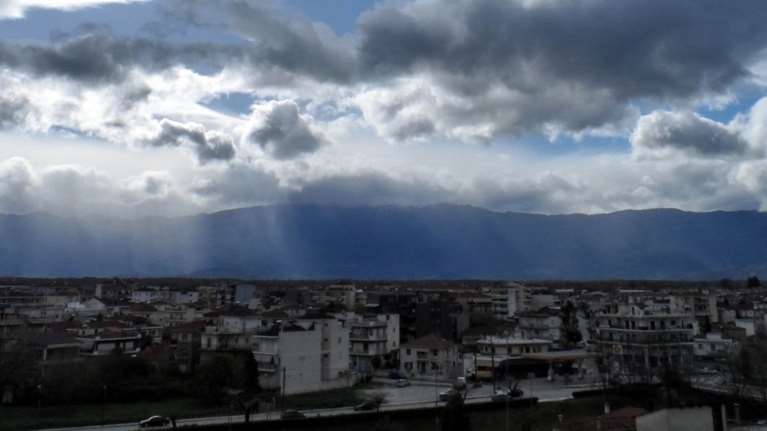 Καιρός: Ζέστη, συννεφιά αλλά και καταιγίδες σήμερα και αύριο