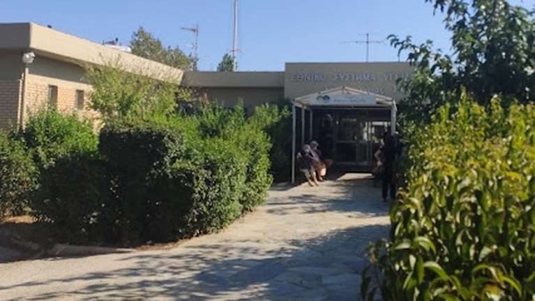 Πανικός στο Κέντρο Υγείας Σπάτων: Εξαγριωμένοι Ρομά επιτέθηκαν σε γιατρούς, σεκιούριτι και αστυνομικούς