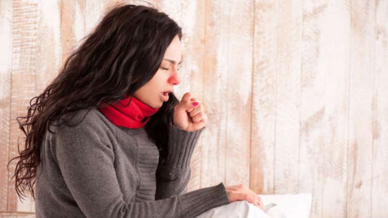 Κορονοϊός: Πώς θα προστατευτούμε τις μέρες των γιορτών - Ενα απλό συνάχι πρέπει να μας υποψιάσει - Τα 5 συμπτώματα