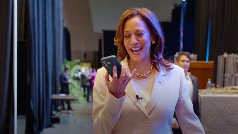 Μπαράκ και Μισέλ Ομπάμα στήριξαν δημόσια την Κάμαλα Χάρις με βιντεοκλήση: &quot;Θα κάνουμε ό,τι μπορούμε για να εκλεγείς&quot;