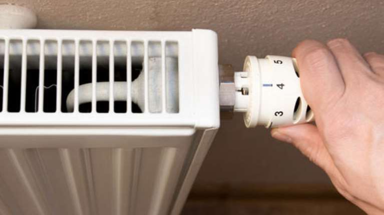 Πετρέλαιο θέρμανσης, ρεύμα ή φυσικό αέριο; Όλα τα δεδομένα για το φετινό κόστος της θέρμανσης
