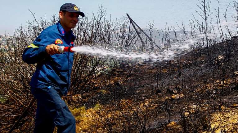 Φωτιά στο Μαρκόπουλο: Συνελήφθη ιερέας των Αγίων Αναργύρων για εμπρησμό - Του επιβλήθηκε πρόστιμο 1.687 ευρώ
