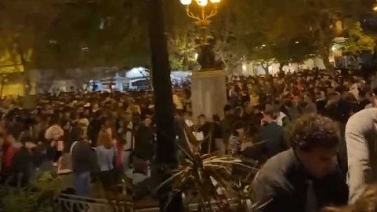 Απίστευτο "κορονο-πάρτι" με DJ στην Κυψέλη: Εκατοντάδες άτομα χωρίς μάσκες στην πλατεία [Εικόνες-Βίντεο]