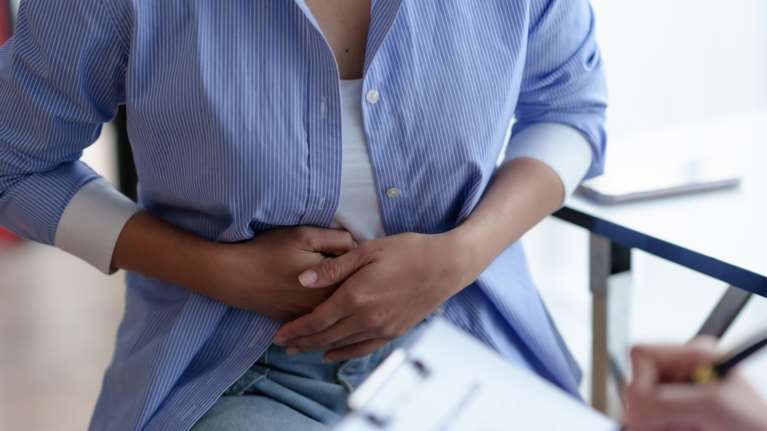 Στο κόκκινο οι γαστρεντερικοί καρκίνοι σε νέους - Τι κρύβεται πίσω από την έκρηξη των διαγνώσεων