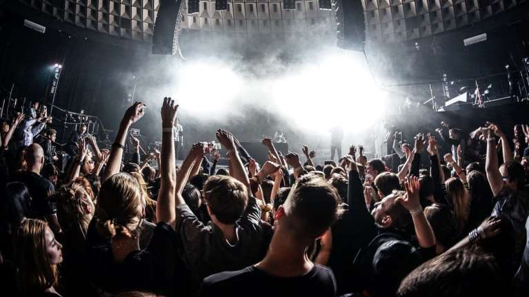 Μετάλλαξη Δέλτα - Θωμαΐδης: Αύξηση 60% του ιικού φορτίου - Υγειονομική βόμβα τα κέντρα διασκέδασης