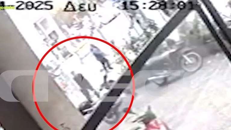 Ομόνοια: Βίντεο ντοκουμέντο - Η στιγμή που οι δύο υπάλληλοι του εστιατορίου αφήνουν νεκρό τον 57χρονο στο πεζοδρόμιο