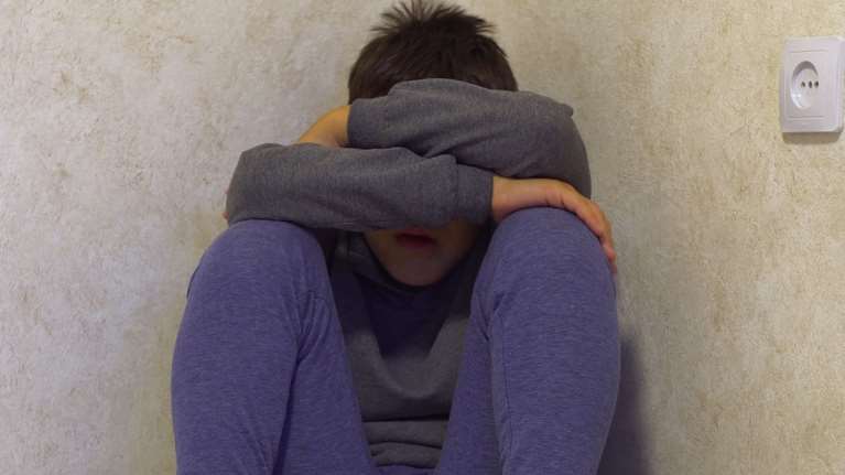 Ο 20χρονος θείος ασέλγησε στον 4χρονο ανιψιό για να ικανοποιήσει τον 40χρονο σύντροφό του - Πώς το κατάλαβε η μητέρα του