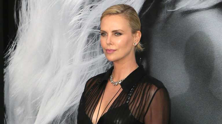 H αποστομωτική απάντηση της Σαρλίζ Θερόν για τις πλαστικές: &quot;Απλά γερνάω και... μου αρέσει&quot;!