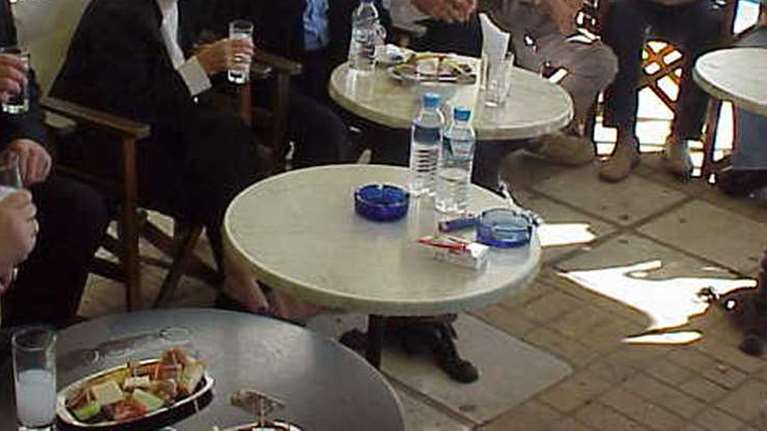 Θερμό επεισόδιο σε καφενείο στην Αρτα: Kυνήγησαν και τραυμάτισαν αστυνομικούς που πήγαν για έλεγχο