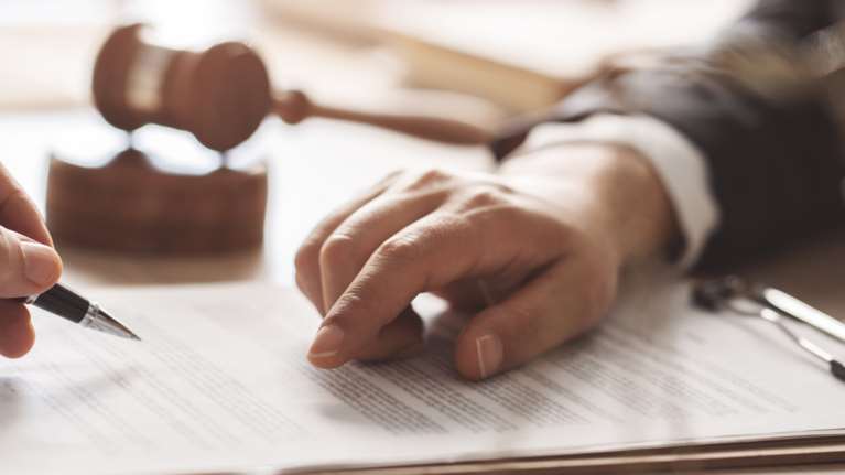 Αλλάζουν όλα στο κληρονομικό δίκαιο: Οι διαθήκες με... χρέη και τα δικαιώματα συντρόφων και παιδιών