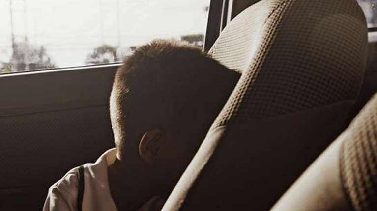 Κρήτη: Ελεύθερος ο 26χρονος που άφησε το παιδί του στο αμάξι για 40 λεπτά και πήγε για μπάνιο - Παραδέχτηκε το... λάθος του