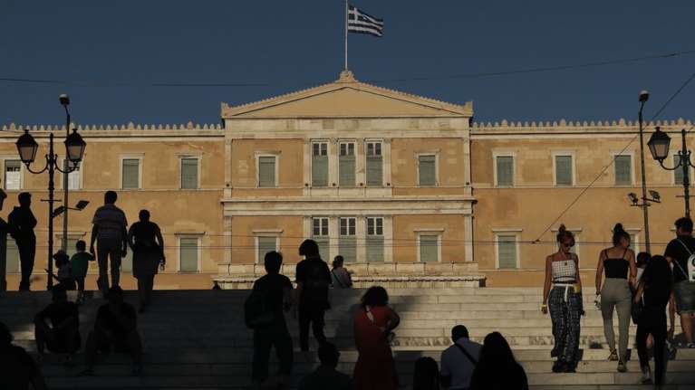 Προϋπολογισμός 2024: Αυξήσεις μισθών στο Δημόσιο, στις συντάξεις και στα οικογενειακά επιδόματα