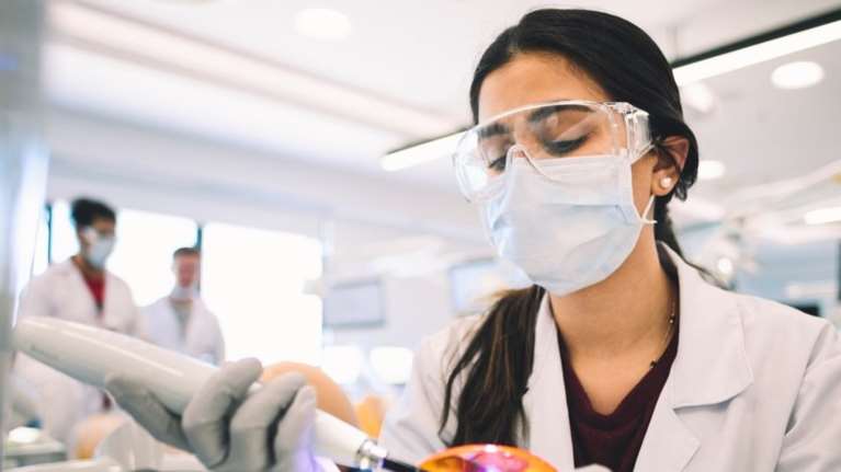 Νέες οδηγίες για τους οδοντίατρους: Πότε χρειάζεται rapid test, τι ισχύει για εμβολιασμένους και ανεμβολίαστους