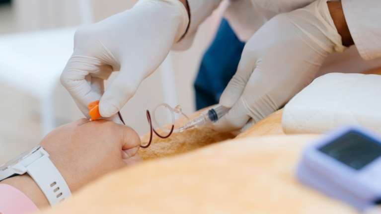 Ελεύθεροι οι τρεις συλληφθέντες για τη λάθος μετάγγιση αίματος σε ασθενή σε γνωστή ιδιωτική κλινική - Τι συνέβη με τον 67χρονο