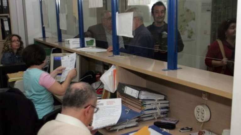 Κορονοϊός - Εξελίξεις: Επανέρχεται η τηλεργασία και το κλιμακωτό ωράριο στο Δημόσιο