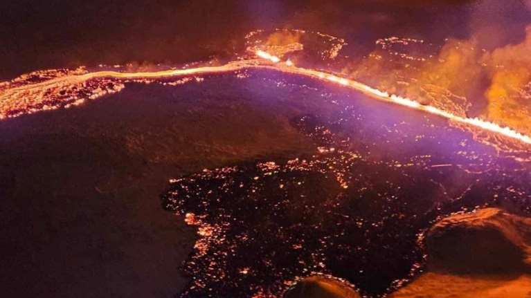 Live: Η στιγμή της τεράστιας έκρηξης ηφαιστείου στην Ισλανδία - Σκηνές αποκάλυψης με τόνους λάβας και τέφρας