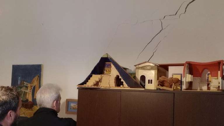 Έντονη ανησυχία στις Βούτες Ηρακλείου από την εμφάνιση ρηγμάτων - Εκτεταμένη καθίζηση, ζημιές σε σπίτια