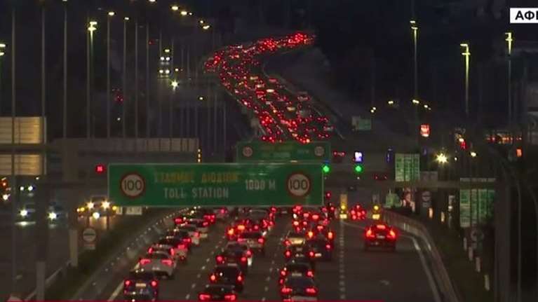 Ταλαιπωρία για χιλιάδες οδηγούς η επιστροφή στην Αττική - Ουρές χιλιομέτρων στην Αθηνών - Κορίνθου [εικόνες - βίντεο]