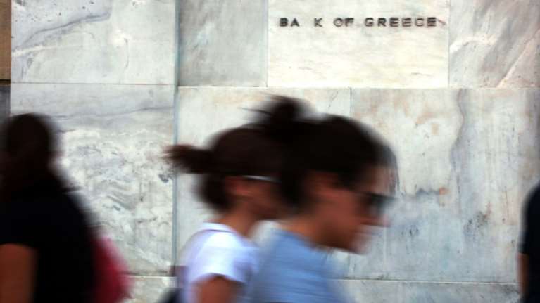 Κορονοϊός: Αναστέλλονται οι δόσεις δανείων για 3 μήνες σε όσους λάβουν τα 800 ευρώ