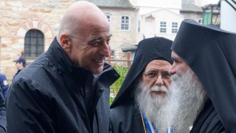 Περιπέτεια για τον Νίκο Δένδια στο Άγιο Όρος: Λιποθύμησε και χτύπησε στο πρόσωπο- Μεταφέρθηκε στην Αθήνα