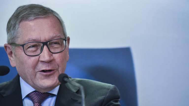 Ρέγκλινγκ: Έως και 800 εκατ. ευρώ θα εξοικονομήσει η Ελλάδα αν δανειστεί από τον ESM