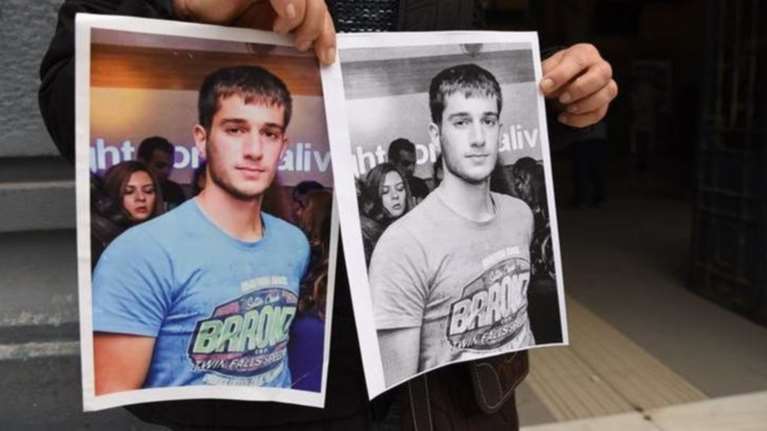 Υπόθεση Γιακουμάκη: Οριστική καταδίκη των κατηγορουμένων που τον &quot;έσπρωξαν&quot; στην αυτοκτονία - Ξέσπασε σε κλάματα η μάνα του