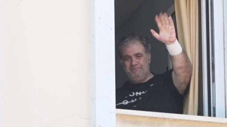 Πρώτη εμφάνιση του Δημήτρη Σταρόβα μετά το εγκεφαλικό: Στο παράθυρο του νοσοκομείου με σηκωμένο χέρι [βίντεο]