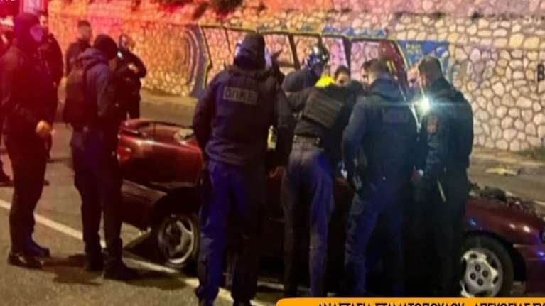 Καταδίωξη από το Ζεφύρι κατέληξε σε σοκαριστικό τροχαίο στην Εθνική Οδό - Αυτοκίνητο συγκρούστηκε μετωπικά με φορτηγό