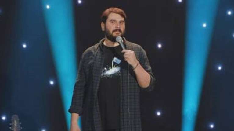 Πάρις Ρούπος: Κατεβάζει τους τόνους η Pizza Fan - &quot;Η τέχνη δεν στοχοποιείται και δεν τιθασεύεται&quot; απαντά ο κωμικός