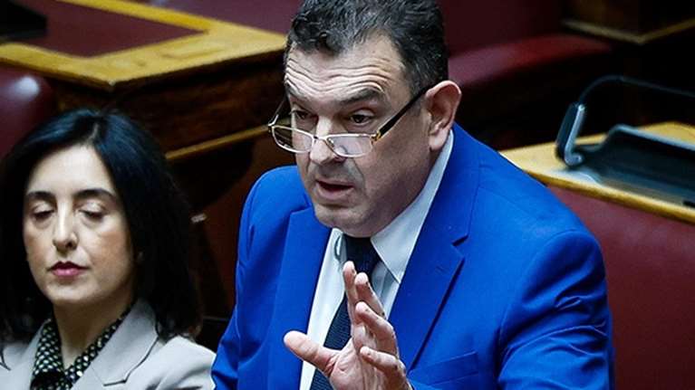 Στα χέρια της αστυνομίας βουλευτής της Νίκης στην Εθνική Πινακοθήκη - Τα έκανε γυαλιά καρφιά για &quot;βλασφημία στην Παναγία&quot;