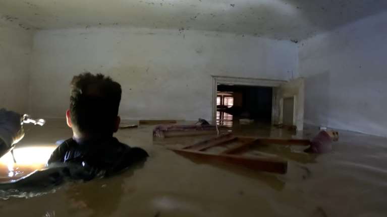 Καρδίτσα: Συγκλονιστικές εικόνες από τις επιχειρήσεις της Μονάδας Υποβρύχιων Αποστολών σε πλημμυρισμένα σπίτια