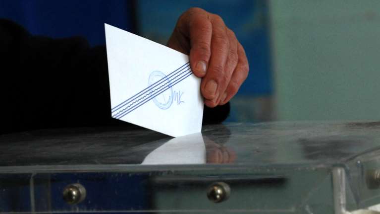 Δημοσκόπηση Alco: Αυτοί είναι οι αναποφάσιστοι - Το εισόδημά τους, η ιδεολογία και η κυβέρνηση που θέλουν